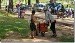 Камбоджа, СиемРеап, Сиемрип, улица, торговец, водой, соком, мальчик