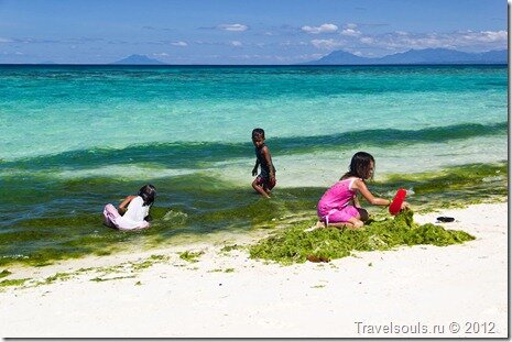 Филиппинские дети, красивое лазурное море