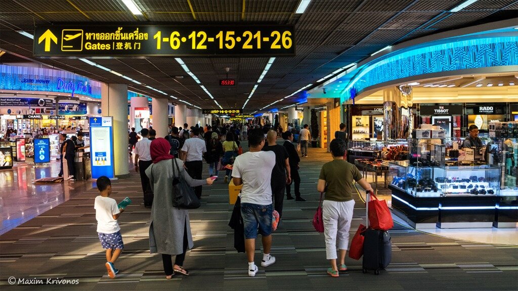 Шереметьево бангкок сегодня. Smoking area аэропорт Бангкок don Mueang. Аэропорт Бангкок Дон Муанг фото потоп. Дон Муанг в Бангкоке женщина траволатор.